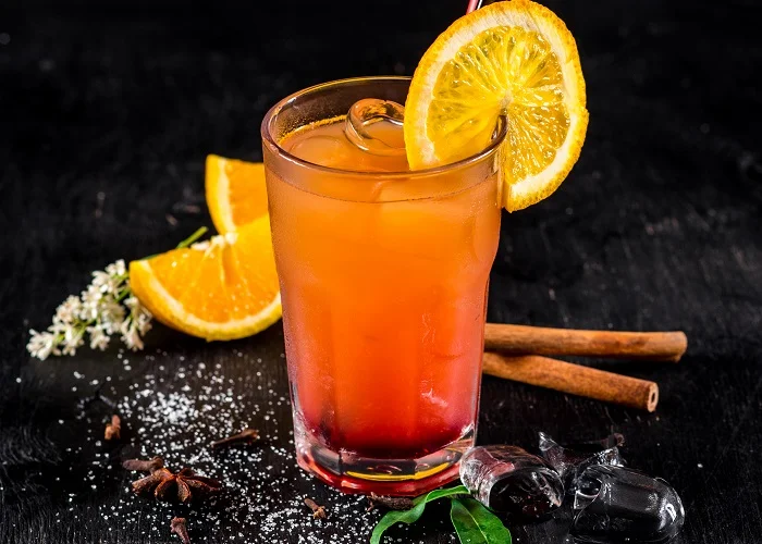 Como fazer drinks com energético: Tequila sunrise red bull.