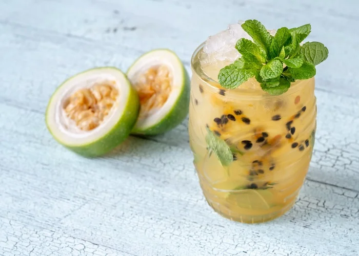 Drinks de maracujá: mojito de maracujá.