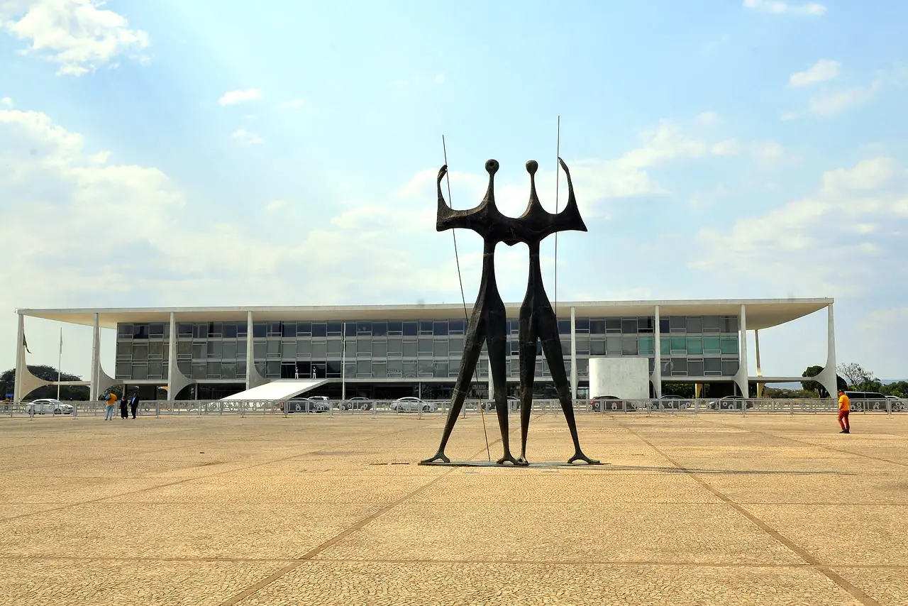Pontos turísticos Brasília: praça dos três poderes.