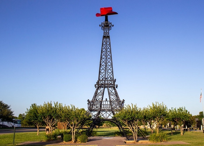 Réplicas da Torre Eiffel ao redor do Common: A Torre Eiffel com o chapéu no Texas, EUA