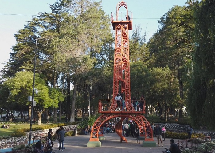Uma réplica da Torre Eiffel que ele projetou para um parque na cidade boliviana de Sucre.