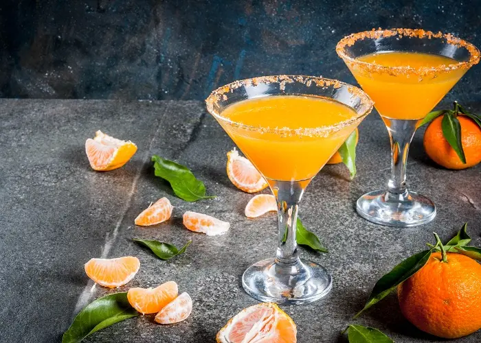 Como fazer drinks em copo de martini: Tangerine Martini.