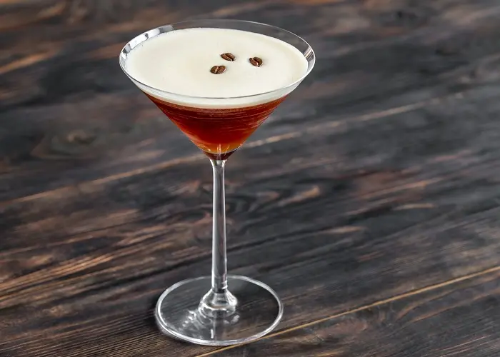 Como fazer drinks em copo de martini: Espresso Martini.