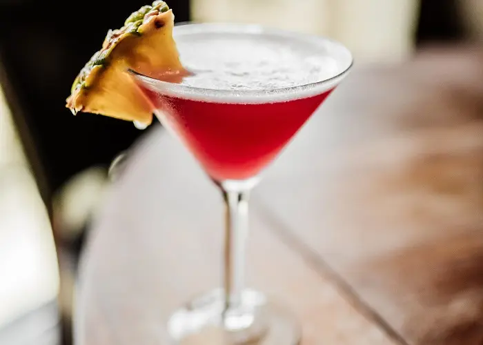 Como fazer drinks em copo de martini: French Martini.