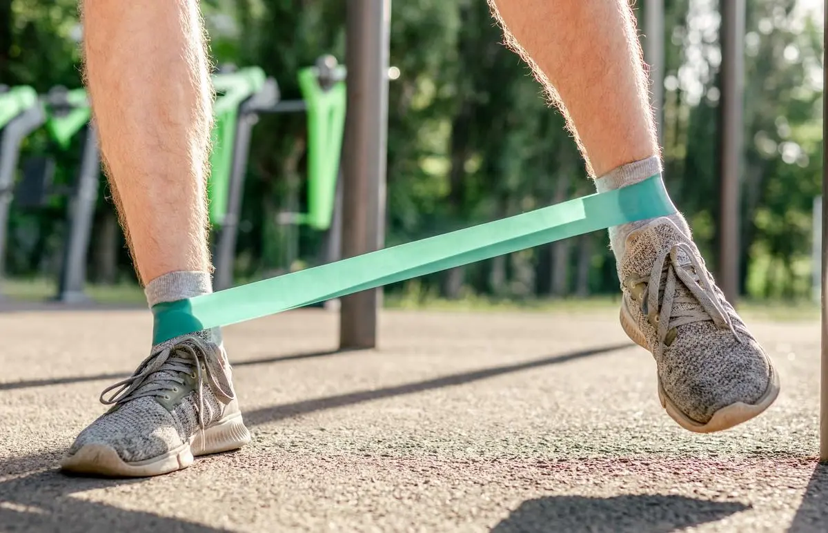 Exercícios para dor no joelho: side steps.