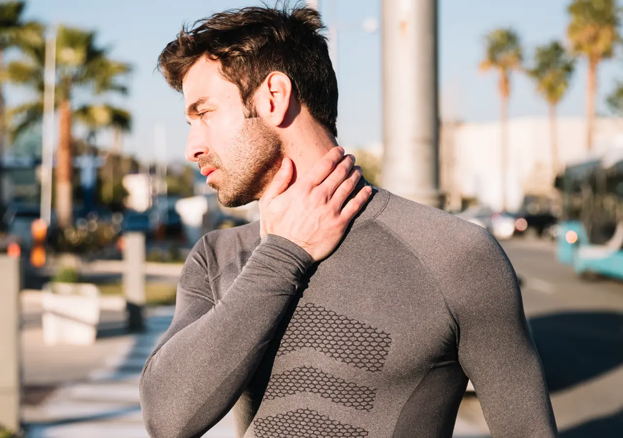 Alongamento para aliviar dor no pescoço: alongamento lateral.