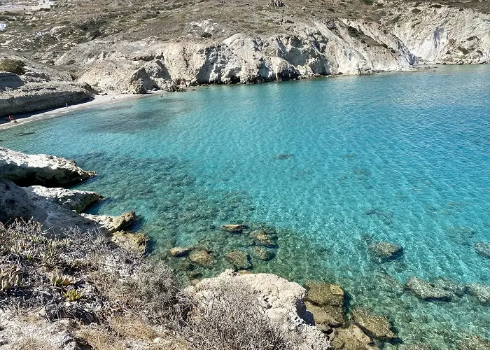 A bela praia de Mandrakia com suas águas azul-turquesa e beleza selvagem.