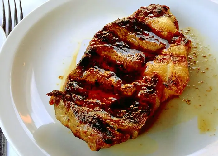Pratos típicos do Uruguai: Bife Chorizo.