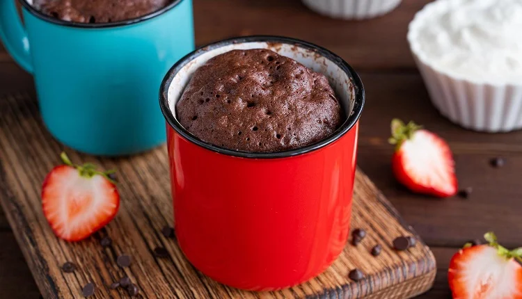 Bolo de Caneca de Chocolate: muito fácil de fazer e só leva 3 minutos!