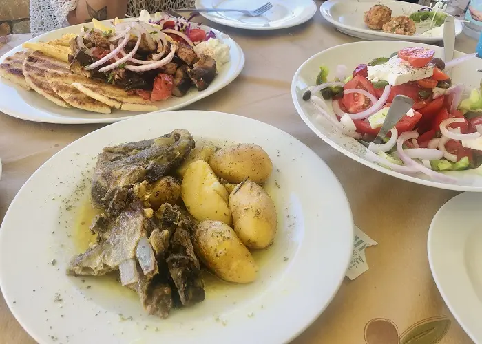 Comida na ilha grega de amorgos.