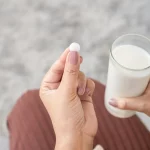 Pode tomar remédio com leite? Corta o efeito? A ciência responde – Confira!