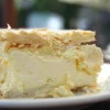 Bolo de coco gelado com leite condensado.