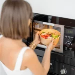 5 Alimentos que NÃO podem ser esquentados no forno micro-ondas!