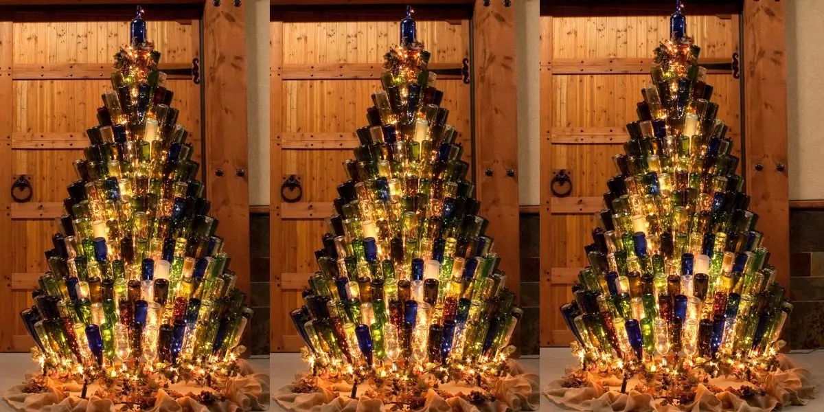 Árvores de natal com garrafas.