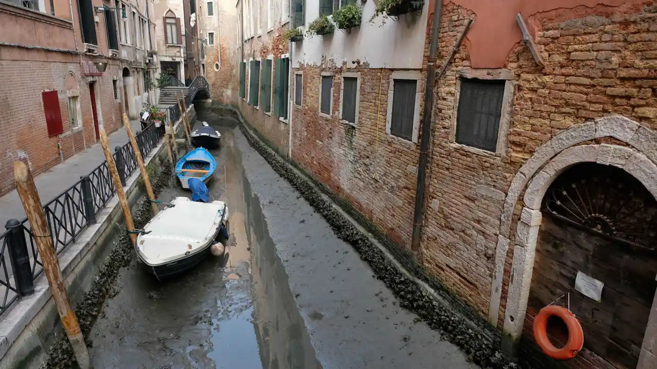 Canais de Veneza secam.