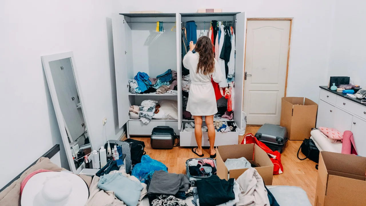 8 dicas para organizar seu guarda-roupa quando se tem mais ROUPA que espaço