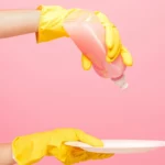Não perca tempo esfregando o chão: receita de detergente caseiro limpa fácil!