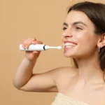 Vale a pena ter uma escova de dente elétrica? Veja como escolher a ideal!