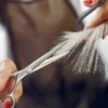 Mulher cortando o cabelo.