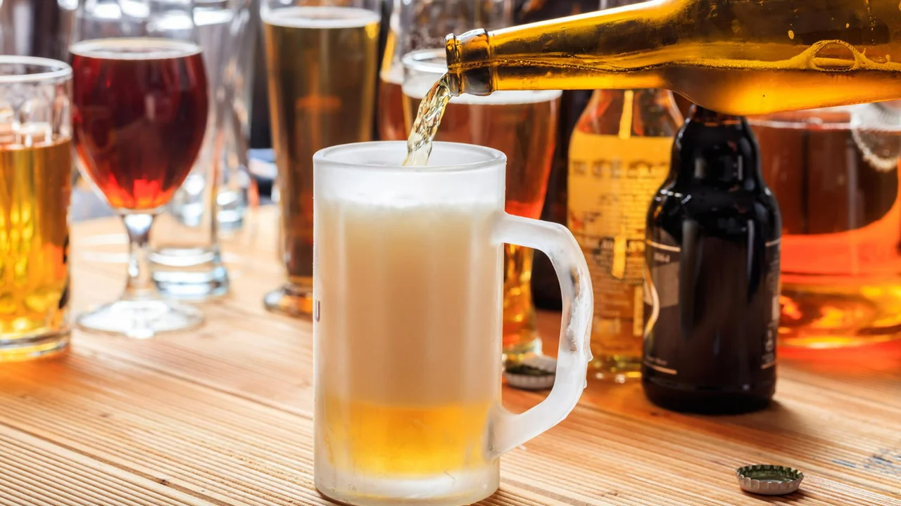 Cerveja tem prazo de validade? O que acontece se tomar cerveja vencida?
