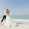 Casal beijando na praia.