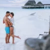 Casal se beijando no mar.