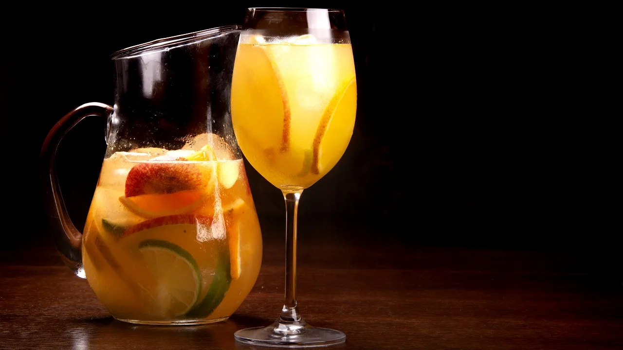 Barman gringo ensina receita deliciosa da bebida que é prima da sangria