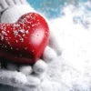 Mão com coração na neve.