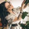 Mulher cuidando das plantas.