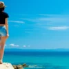 Mulher na praia.