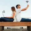Casal usando wifi pública.