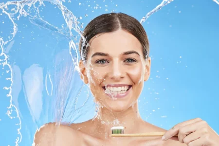 Posso escovar os dentes no chuveiro? A resposta irá te surpreender!