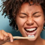 4 alimentos que clareiam os dentes para ter um sorriso incrível
