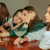 Amigas cansadas em uma saída juntas.