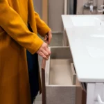 4 Objetos que você JAMAIS deve manter guardados no armário do banheiro