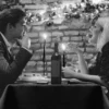 Casal janta na mesa.