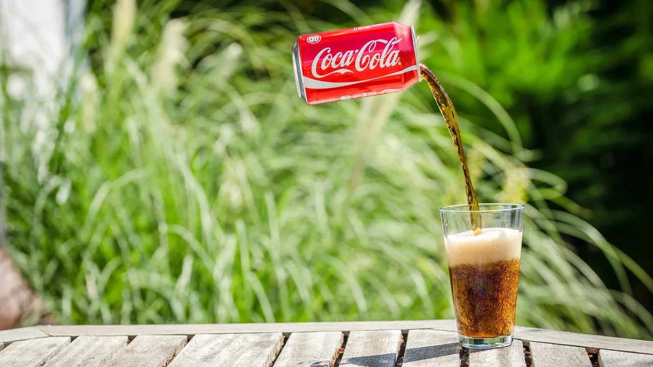 Nutricionista faz vídeo fervendo Coca-Cola e o resultado choca consumidores
