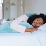 Dormir do lado esquerdo ou direito: qual é o melhor para a sua saúde?