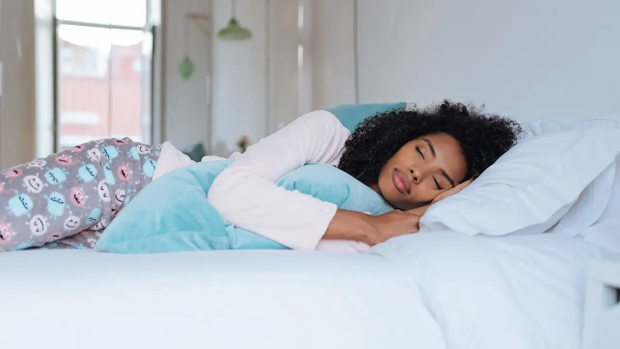 Descubra se dormir do lado esquerdo ou direito é melhor para sua saúde e bem-estar geral. Benefícios e evidências científicas abordados.
