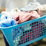 Por que você deveria colocar sal na lavagem das suas roupas?