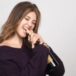 4 truques para abrir o seu vinho SEM usar saca-rolhas – e não é com a boca