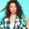 Mulher com frizz no cabelo.