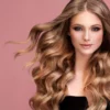 Mulher com brilho no cabelo.