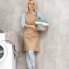 Mulher na máquina de lavar.