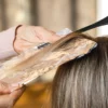 Mulher pintando o cabelo.