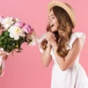 Mulher recebe flores.