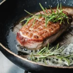 Não sofra mais: 4 truques para a carne não grudar na panela mesmo sem óleo