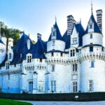 A cidade perto de Paris com um castelo que inspirou a Bela Adormecida