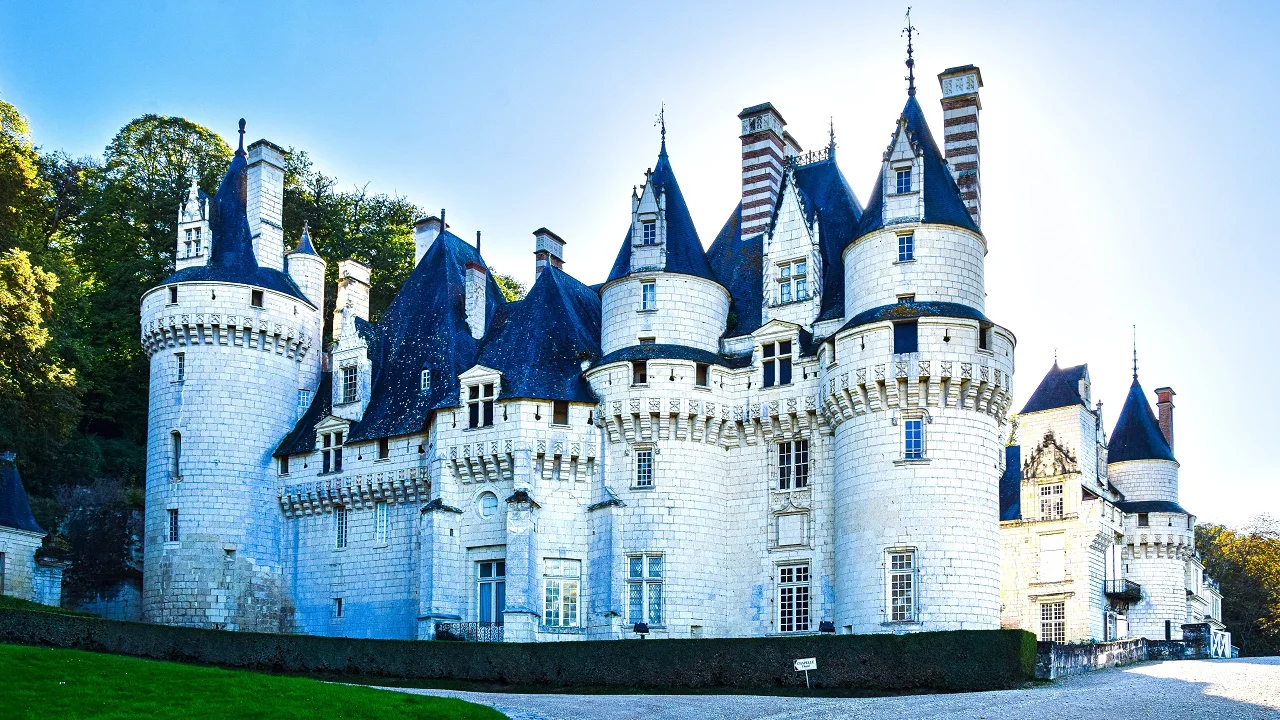 A cidade perto de Paris com um castelo que inspirou a Bela Adormecida