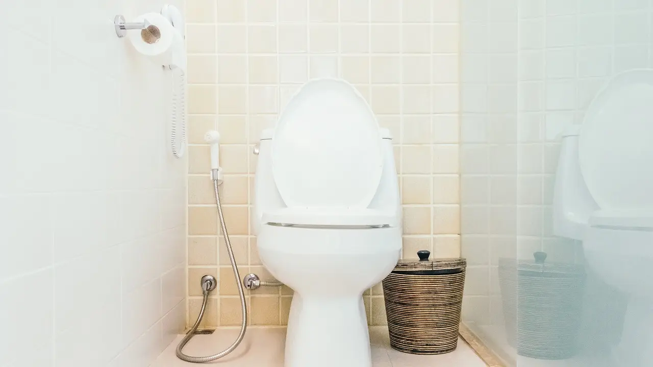 Por que os hotéis estão jogando água quente no vaso sanitário?